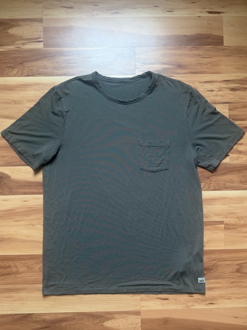 Vuori Linear Tech Men’s Large Performance Olive Green Striped Pocket T V196